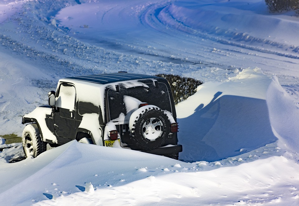 Car_Jeep_Stuck_In_Snow